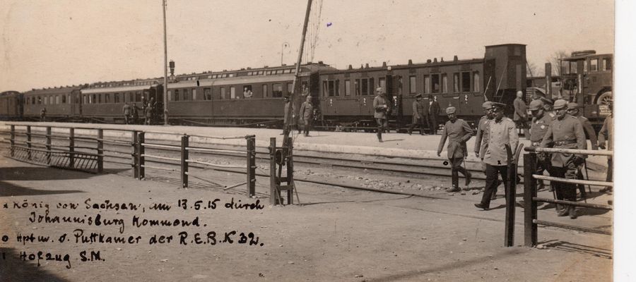 Król Saksonii Fryderyk August III Wettyn w towarzystwie kpt. Puttkamera podczas krótkiego postoju pociągu specjalnego na dworcu w Piszu w dniu 13 maja 1915 roku