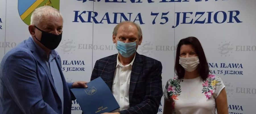 Wójt Krzysztof Harmaciński podpisał już umowę z właścicielem firmy „Mar-Dar” Marianem Tompalskim (pierwszy z lewej) 
