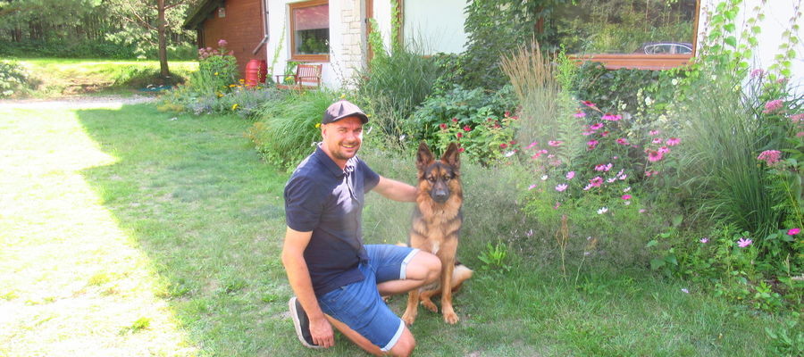 dr Mariusz Antolak, jego ogród w Sząbruku i ukochany pies Nero