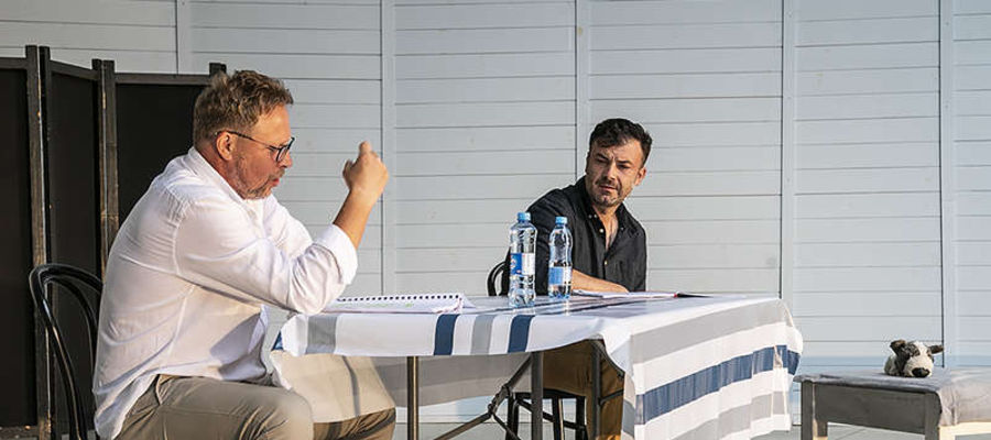 Aktorzy Artur Hauke i Piotr Szejn zaprezentowali dramat „Emigranci” Sławomira Mrożka