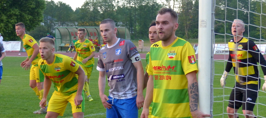 Piłkarze Motoru Lubawa (tu akurat podczas ligowego spotkania z Jeziorakiem Iława) grają dzisiaj pucharowy mecz w Kadynach