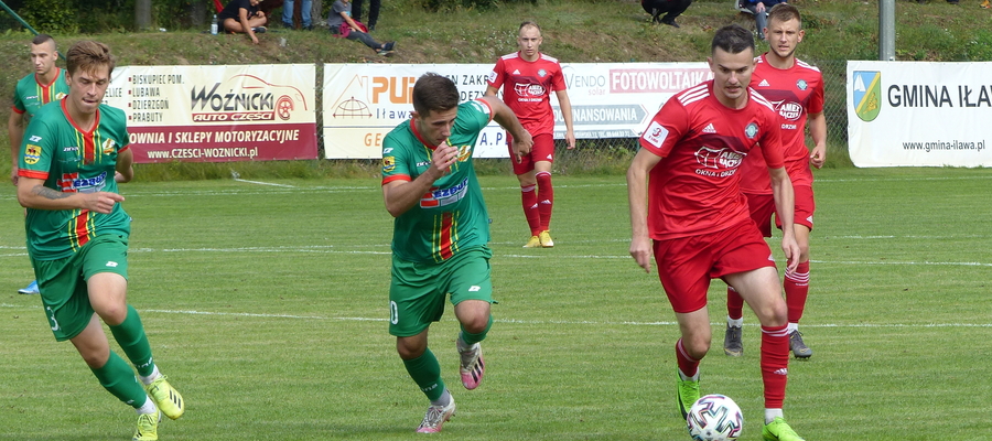 Michał Jankowski (przy piłce) strzelił dla GKS-u Wikielec dwa gole w meczu z Lechią Tomaszów Maz. 