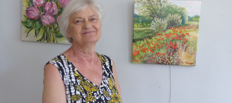 Maria Plawgo podczas lipcowego wernisażu wspólnej wystawy 23 artystów, także w galerii SART