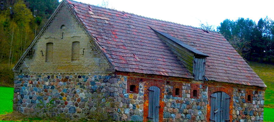 Przykładowe zdjęcie przedstawiające starą budowlę ceglano - kamienną
