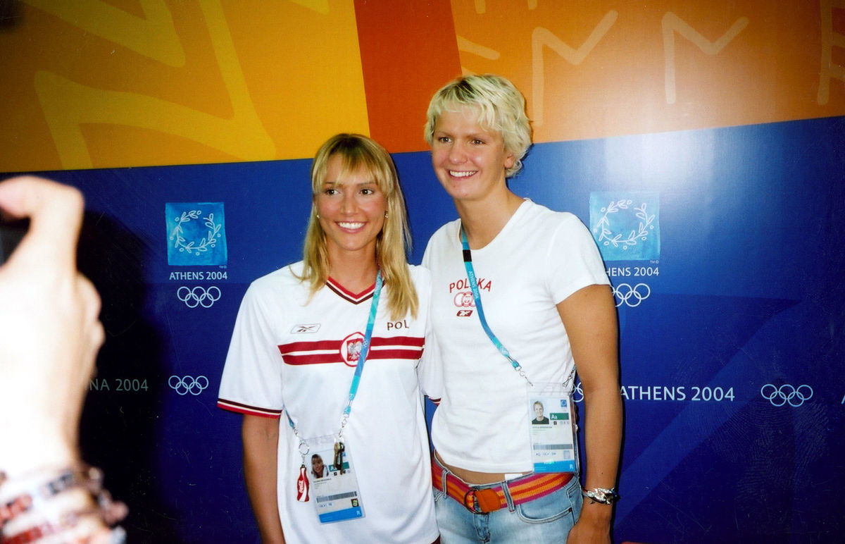 Sylwia Gruchała i Otylia Jędrzejczak po powrocie z olimpiady w Atenach (2004)