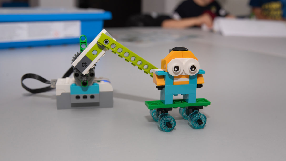 Na robotyce dzieci budują z klocków LEGO roboty