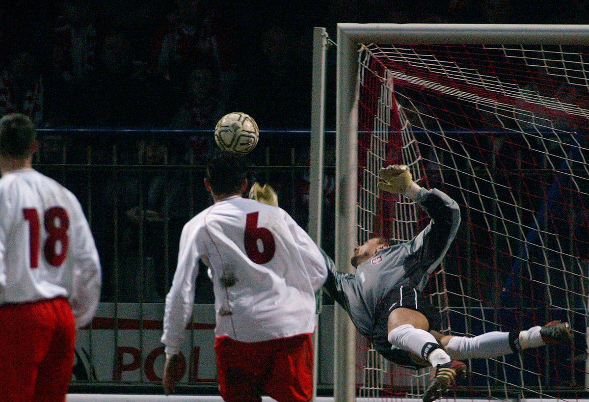Efektowna parada Jerzego Dudka w meczu eliminacji ME z San Marino w 2004 roku