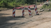 Chodnik jak szlaban. Klienci nie dojadą do sklepu?