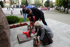Olecko: Kwiaty pod Pomnikiem Wdzięczności w rocznicę wybuchu II wojny światowej
