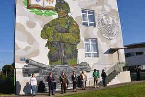 Odsłonięto mural na szkole w Bezledach