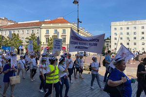 Pracownicy medyczni z Olsztyna protestują w Warszawie [ZDJĘCIA]