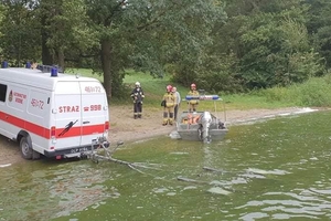 Służby ratunkowe ruszyły do wywróconej łodzi na jeziorze Trupel