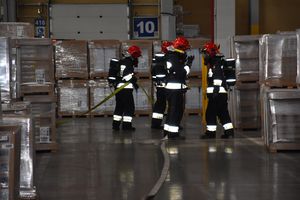 Pożar w zakładzie IKEA w Lubawie. W akcji 49 strażaków! [ĆWICZENIA]