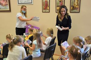 Zastępca Burmistrza Jolanta Joanna Łabanowska czytała dzieciom