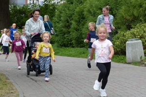 Dzieci uwielbiają biegać, a królowa sportu przyciąga tłumy! [zdjęcia, wideo]
