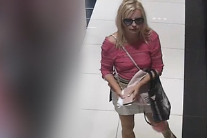 Blondynka w różowej bluzce ukradła perfumy w Olsztynie. Szuka jej policja [VIDEO]