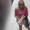 Blondynka w różowej bluzce ukradła perfumy w Olsztynie. Szuka jej policja [VIDEO]