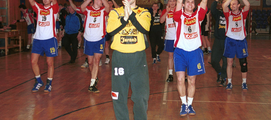 W sezonie 2004/05 Warmia Traveland wygrała w Elblągu, co przybliżyło olsztynian do awansu do Superligi piłkarzy ręcznych. Na pierwszym planie Robert Łabuziński, bramkarz Warmii