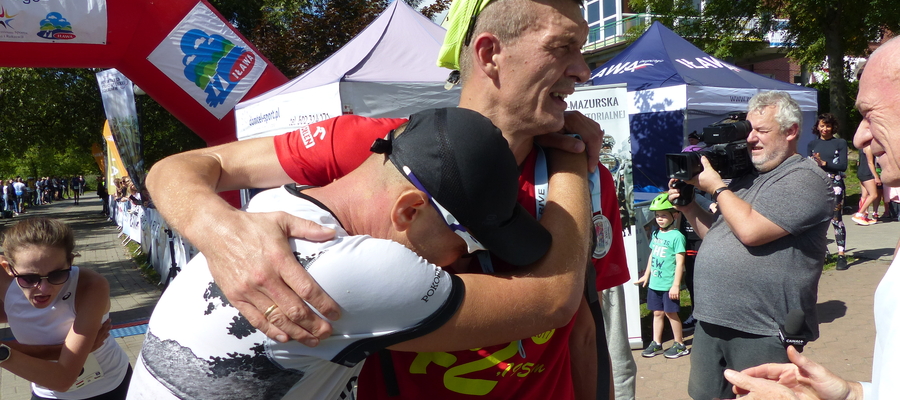 W końcu meta! Tomasz Klinicki (z prawej) gratuluje pokonania trasy półmaratonu Radosławowi Etmańskiemu (obaj to iławianie)