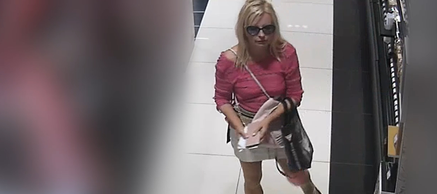 Policja w Olsztynie poszukuje kobietę, która ukradła perfumy w sklepie 