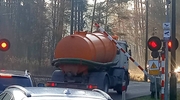 Szambiarka wyrwała szlaban?