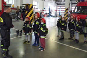 Dzieci ze Szkoły Podstawowej w Kinkajmach odwiedziły Straż Pożarną i bibliotekę
