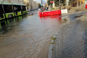 Nowej linii tramwajowej w Olsztynie jeszcze nie ma. Ale jest za to powódź w centrum. W czasie prac uszkodzono wodociąg [WIDEO]
