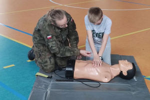 Żołnierze uczyli pierwszej pomocy w Szkole w Bezledach