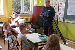 Bezpieczeństwo i odpowiedzialność nieletnich oraz profilaktyka smyka tematem spotkań policjantów z uczniami z Uzdowa
