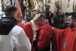 Wizytacja biskupa z bierzmowaniem młodzieży