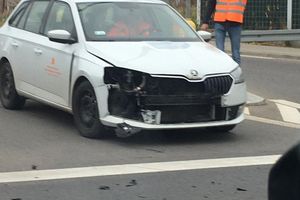 Samochód służbowy drogowców z Olsztyna stracił przód