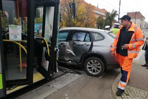 Wjechała BMW prosto pod autobus. Ruch w centrum Olsztyna zablokowany