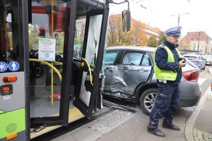 Wjechała BMW prosto pod autobus. Ruch w centrum Olsztyna zablokowany [ZDJĘCIA]