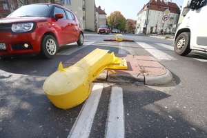 Kierowcy koszą żółte słupki w Olsztynie. Czy nie można plastikowych elementów zastąpić elastycznymi?