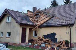 Groźna sytuacja była w Radomnie, zerwany dach uderzył w dom