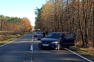 WYPRZEDZAŁ DWIE CIĘŻARÓWKI, ZDERZYŁ SIĘ Z MERCEDESEM