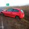 Toyota uderzyła w bariery energochłonne, Seat wjechał do rowu