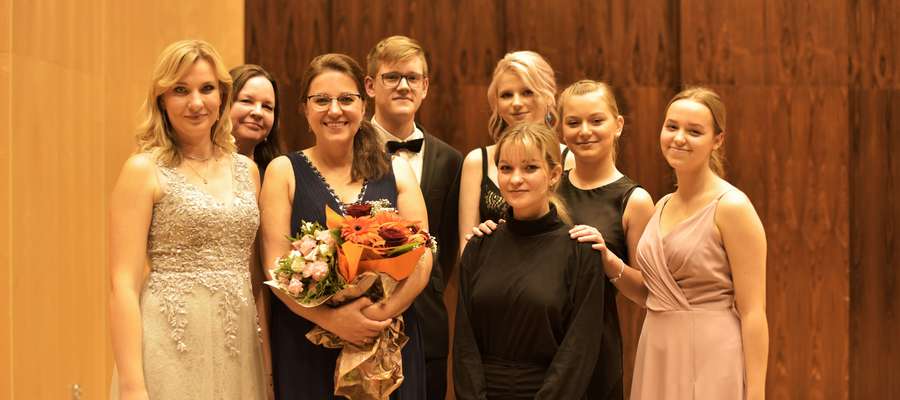 W Stegnie i Elblągu wystąpi Magdalena Poronin (pierwsza z lewej) oraz jej uczniowie, wokaliści klasy śpiewu Zespołu Państwowych Szkół Muzycznych w Elblągu, a także kwartet smyczkowy, soliści elbląskiego Chóru Cantata i zaproszeni goście