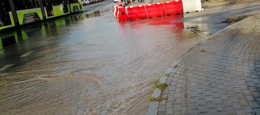 Firma, która realizuje inwestycję tramwajową w Olsztynie, uszkodziła wodociąg