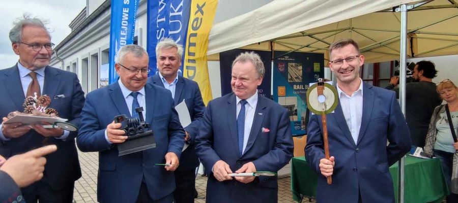 Minister Andrzej Adamczyk (drugi z lewej) w sierpniu 2021 roku uczestniczył w podpisaniu umowy na opracowanie projektu i budowę ełckiego odcinka linii Rail Baltica. To kolejna ważna inwestycja dla naszego regionu, szczególnie dla Ełku. 