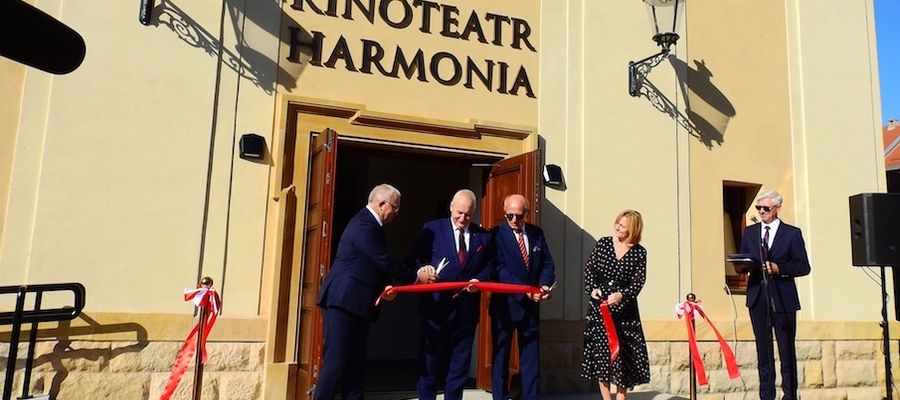 Moment przecięcia wstęgi - oficjalne otwarcie Kinoteatru Harmonia w Nowym Mieście Lubawskim