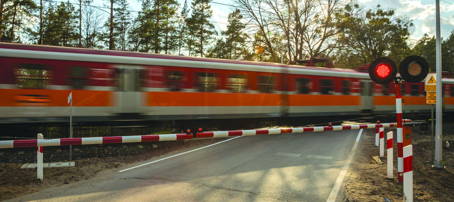 Dodatkowe zabezpieczenia na przejazdach zwiększyły bezpieczeństwo pasażerów kolei oraz kierowców i pieszych