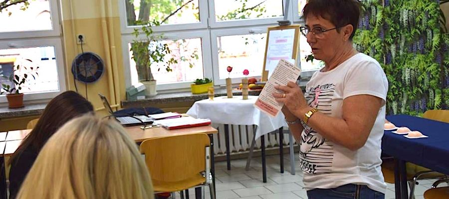 Ewa Wawrzonkowska podczas kampanii październikowej "Różowa wstążeczka" w Centrum Kształcenia Ustawicznego w Ostródzie