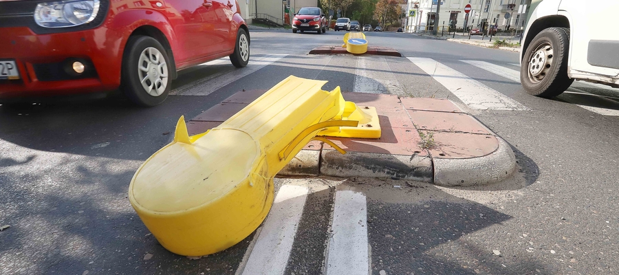 Kierowcy w Olsztynie niszczą żółte słupki. Dlaczego? 