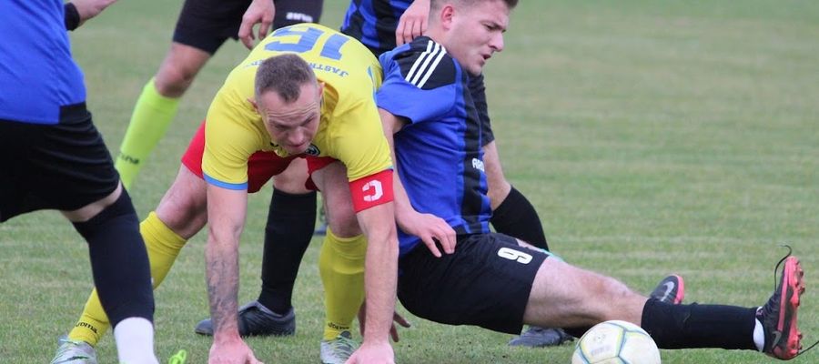 W meczu Jastrzębia Ględy z Barkasem Tolkmicko nie brakowało twardej walki