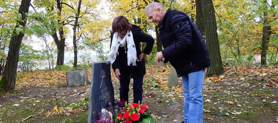 Składanie wiązanki i zniczy na grobie doktora Friedricha Lange w Łąkorku