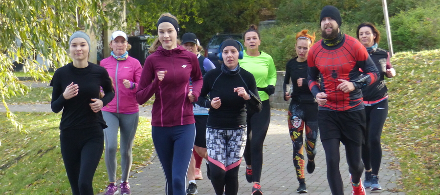 Biegaczki i biegacze na trasie ostatniego parkrunu Mały Jeziorak (sobota 16 października 2021)