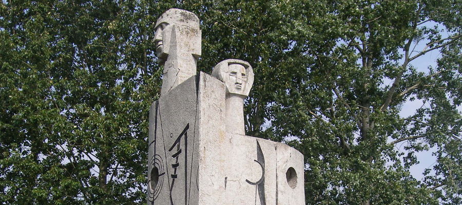 Fragment pomnika pod Nawrą
