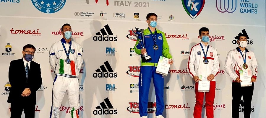 Medaliści mistrzostw świata w kategorii wagowej 79 kg: Krystian Rzepka (Zamek Expom Kurzętnik) stoi drugi z prawej