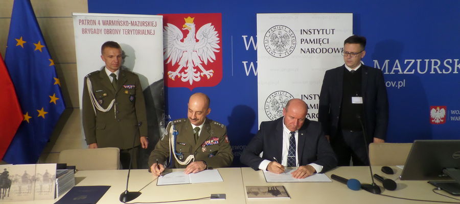 Umowę  i współpracy podpisali dr hab. Piotr Kardela i płk Mirosław Bryś 